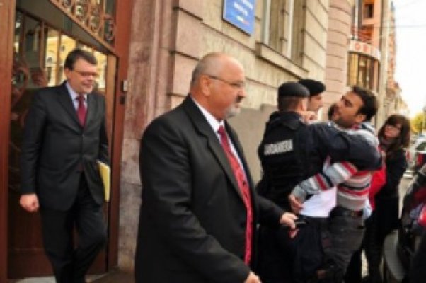 Ministrul Daniel Barbu, huiduit şi atacat cu roşii de militanţii împotriva exploatării de la Roşia Montană